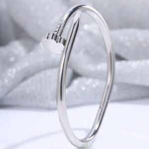 FOUR LEAF CLOVER - NAIL BRACELET